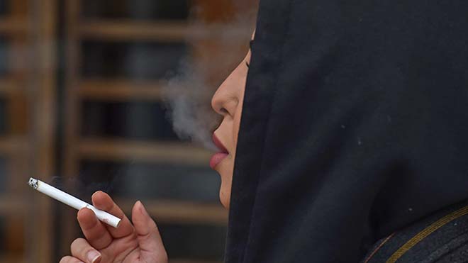 نجلاء ، امرأة سعودية تبلغ من العمر 26 عامًا ، تدخن علنًا في مقهى بوسط الرياض نجلاء ، امرأة سعودية تبلغ من العمر 26 عامًا ، تدخن علنًا في مقهى بوسط الرياض